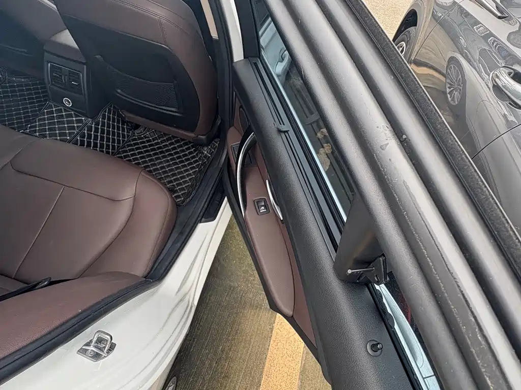 BMW 3 Series 2019 — фото 10