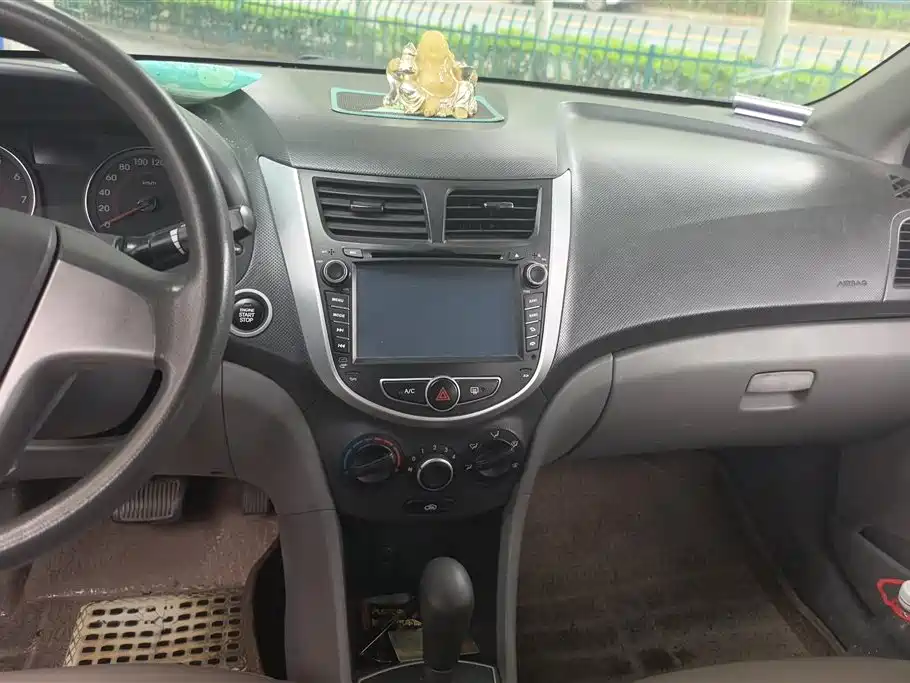 Hyundai Verna 2015 — фото 13