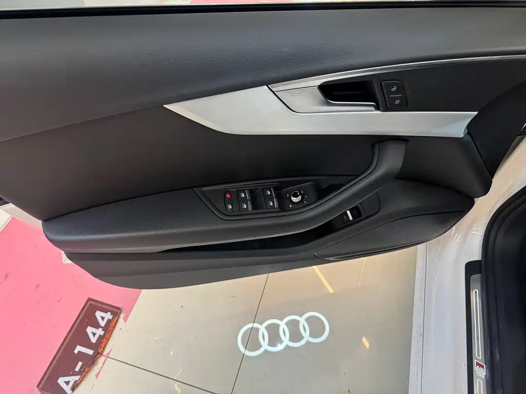Audi A4L 2023 — фото 12