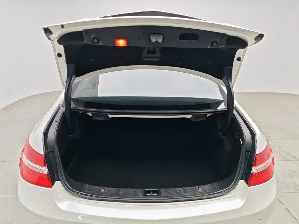 Mercedes-Benz E-Class 2013 — фото 16