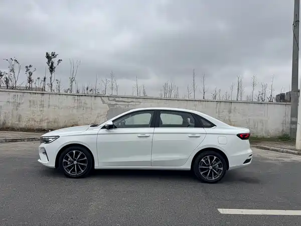 Geely Emgrand 2022