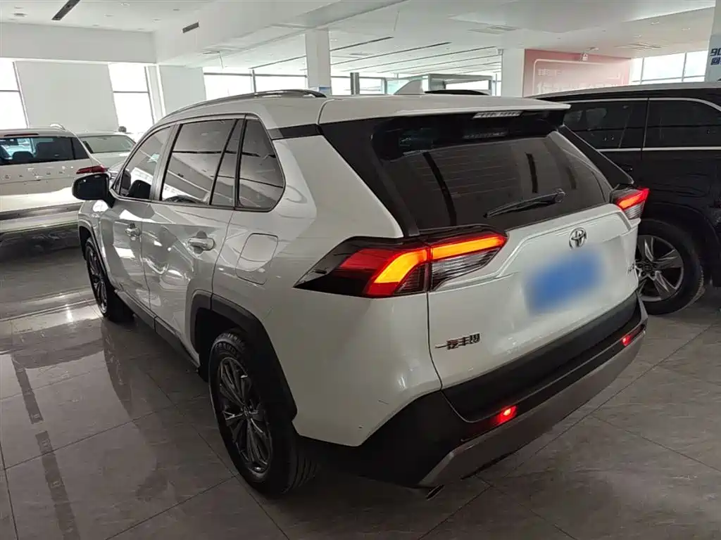 Toyota RAV4 2023 — фото 5