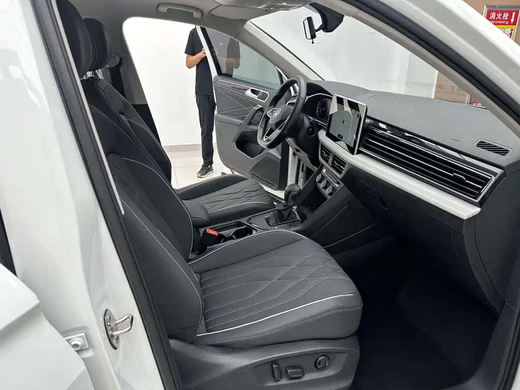 Volkswagen Tiguan L 2023 — фото 14