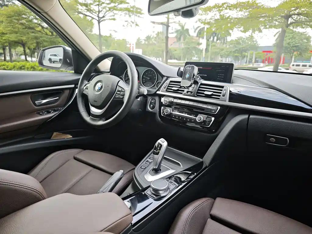 BMW 3 Series 2019 — фото 10