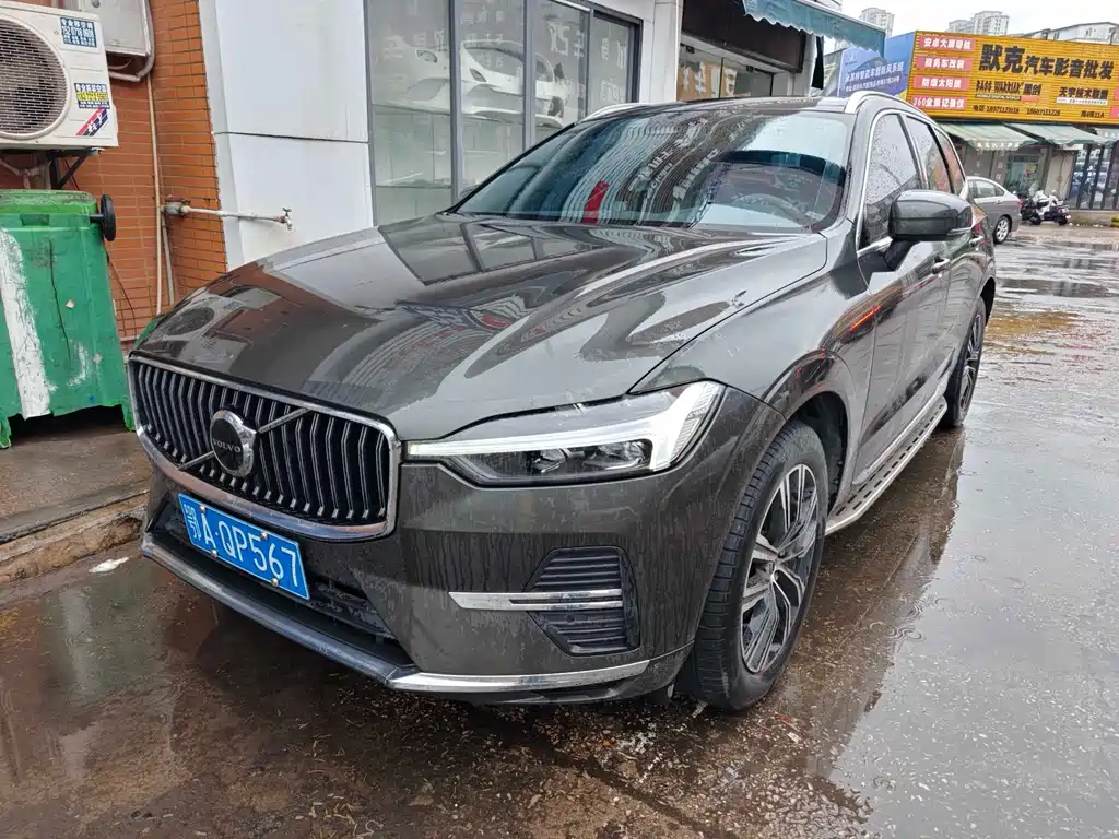 Volvo XC60 2022 — фото 1