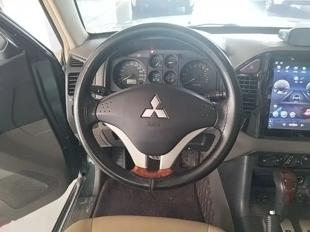 Mitsubishi Pajero 2015 — фото 11