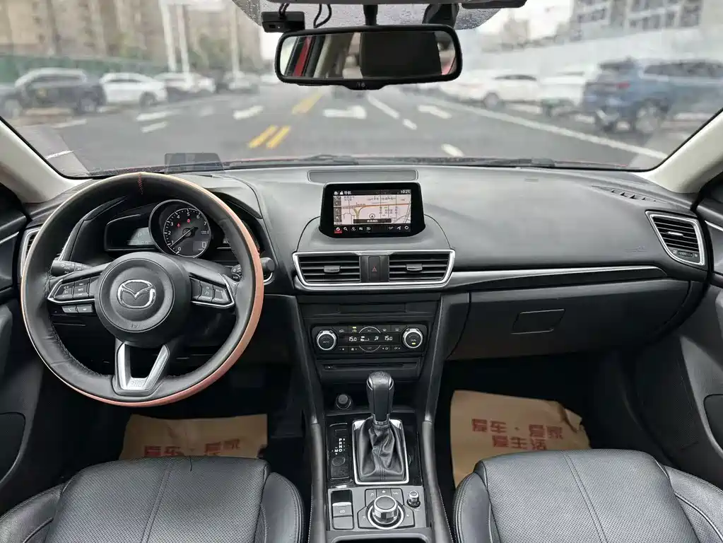 Mazda 3 Axela 2018 — фото 11