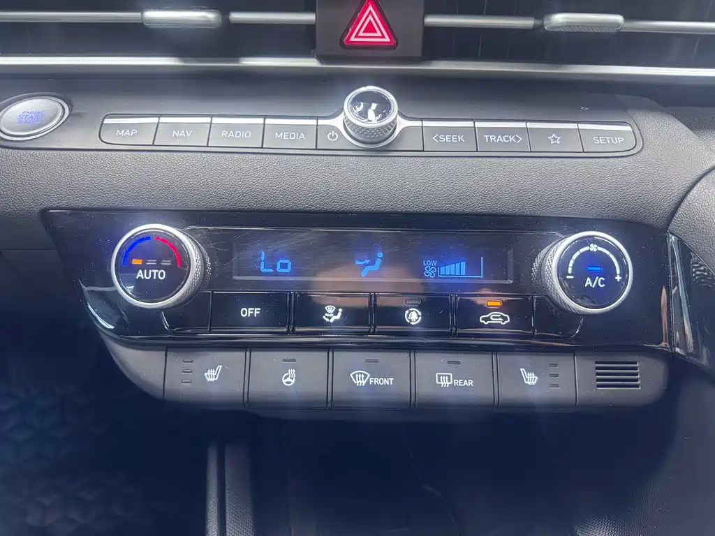Hyundai Elantra 2023 — фото 14