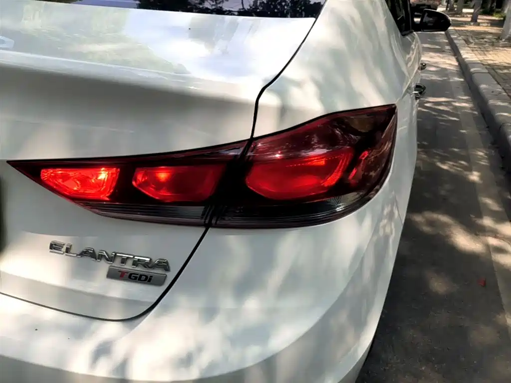 Hyundai Elantra 2019 — фото 8
