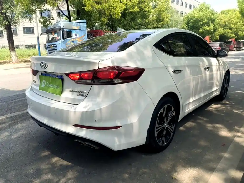 Hyundai Elantra 2019 — фото 7