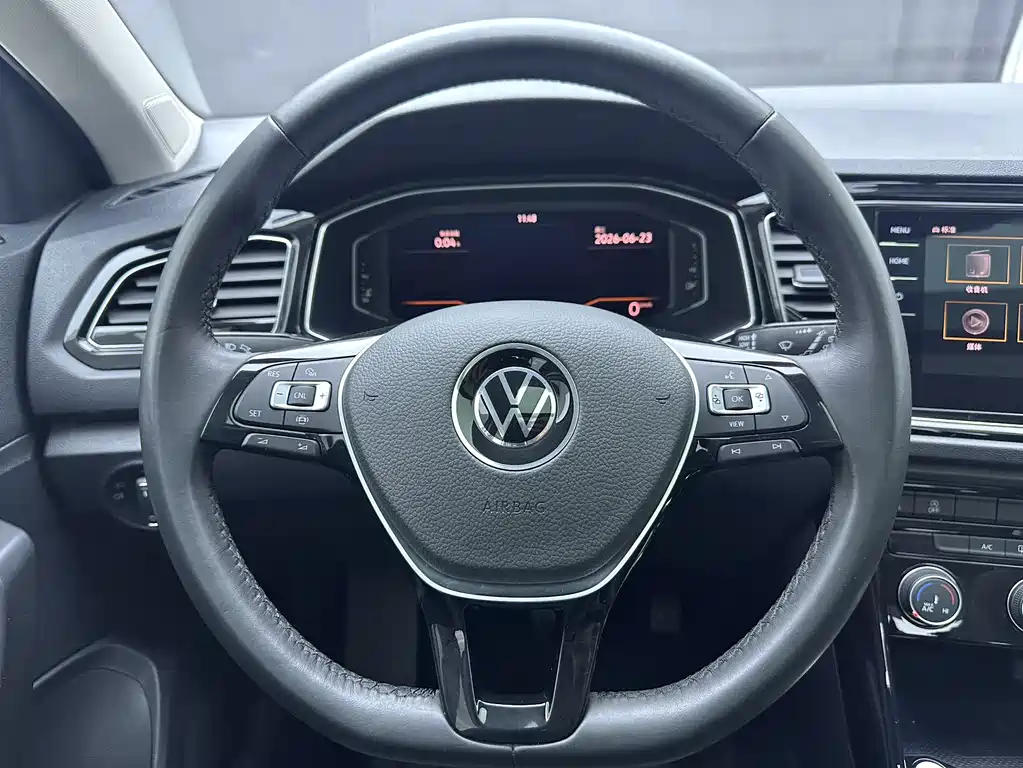 Volkswagen T-Roc 2023 — фото 12