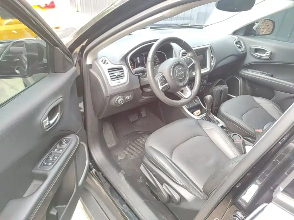 Jeep Compass 2018 — фото 16
