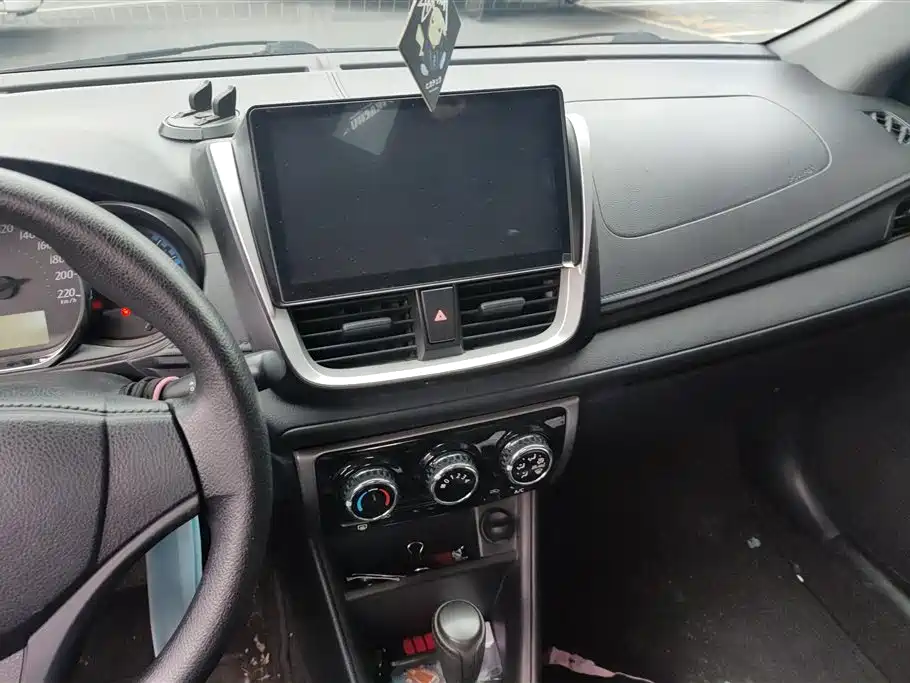 Toyota Yaris L 2018 — фото 13