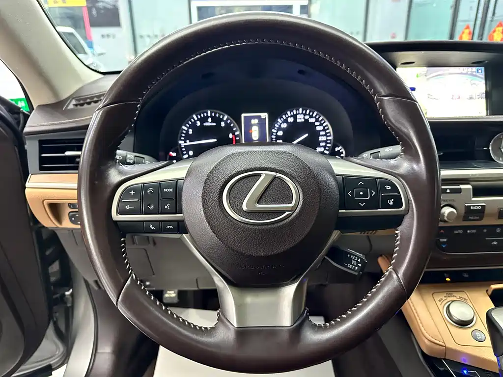 Lexus ES 2018 — фото 13