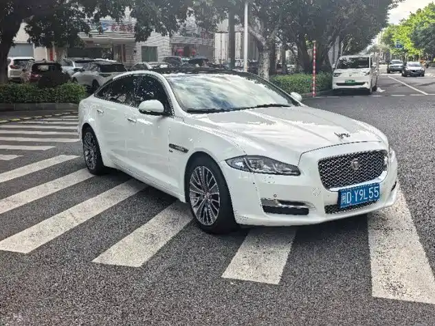 Jaguar XJ 2017 — фото 2