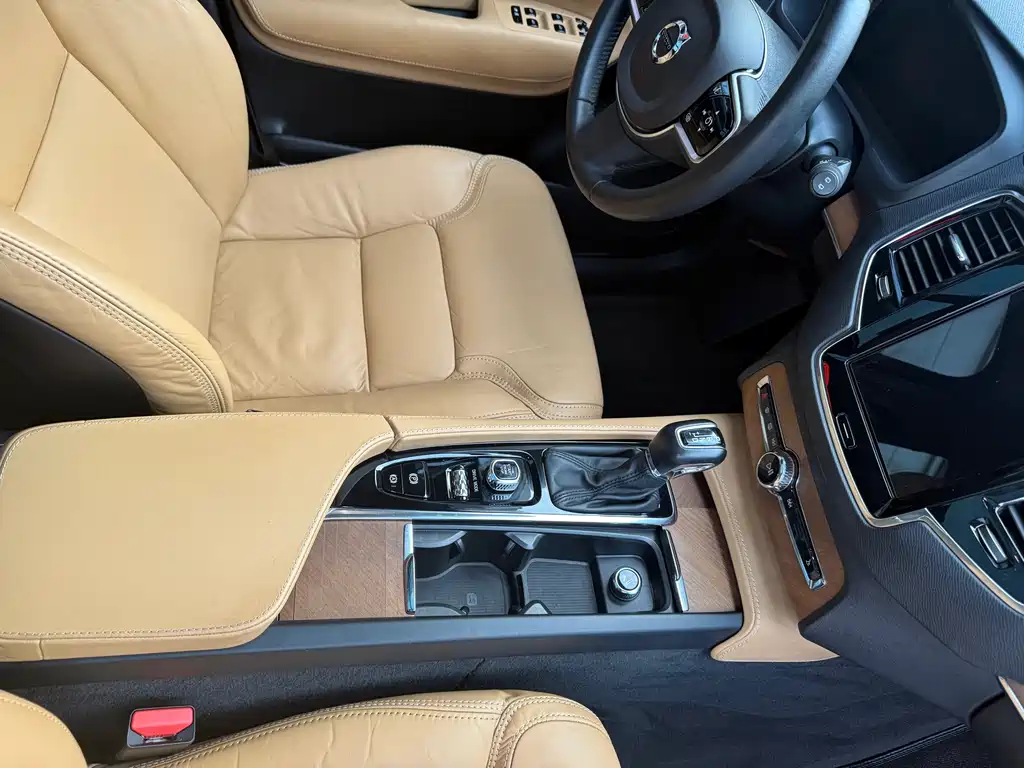 Volvo XC90 2018 — фото 25