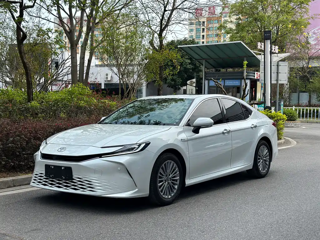 Toyota Camry 2025 — фото 1