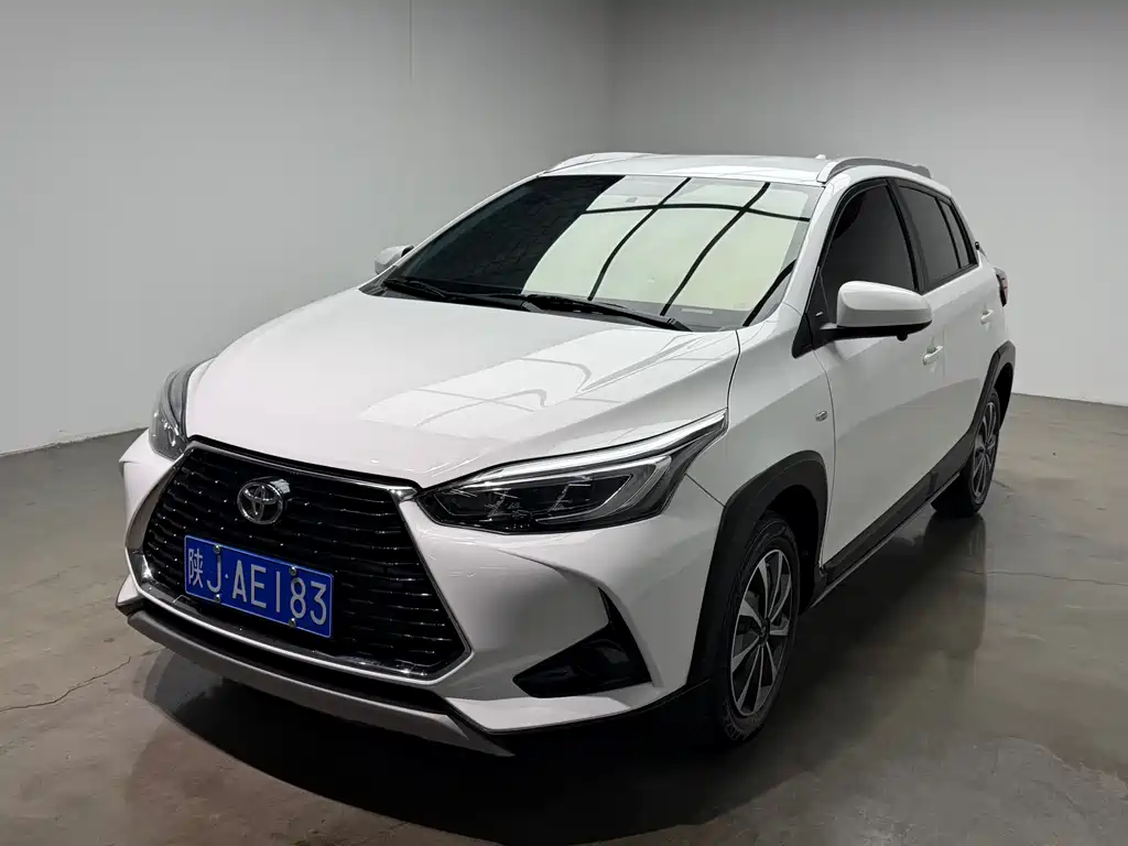 Toyota Yaris L 2022 — фото 1