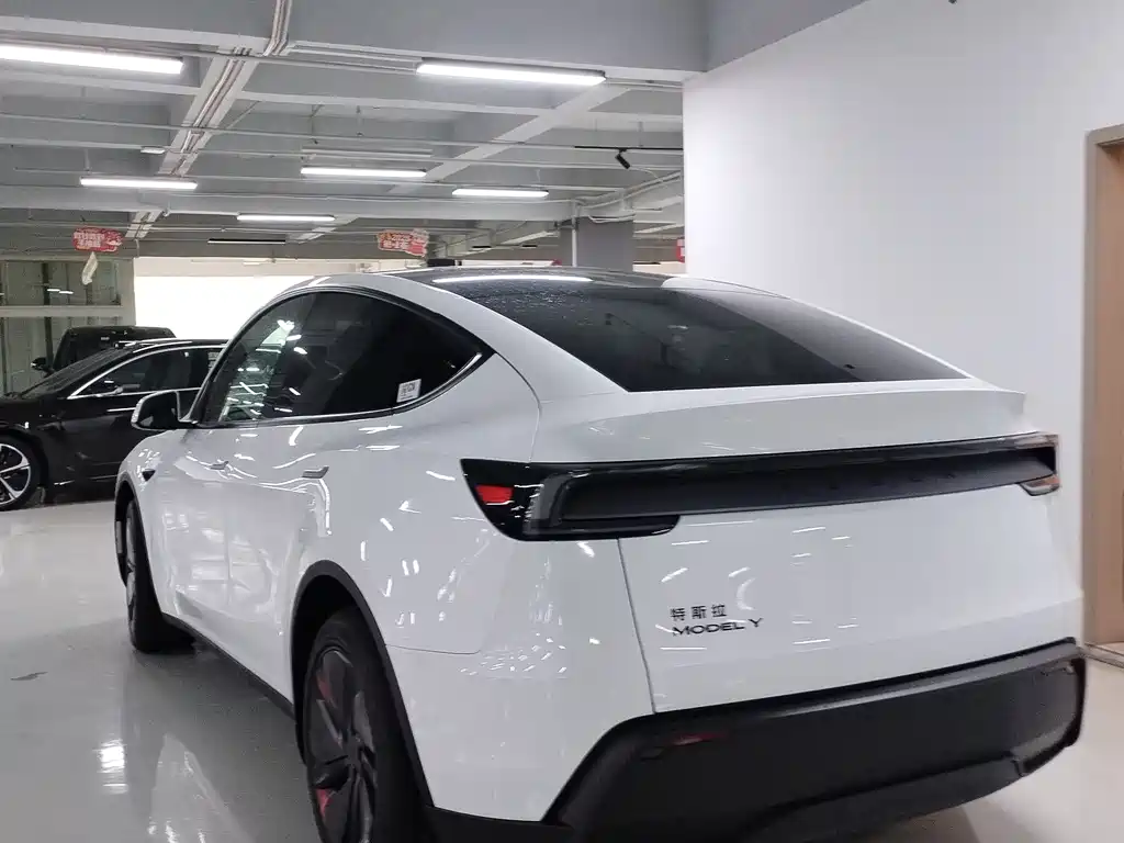 Tesla Model Y 2026 — фото 6