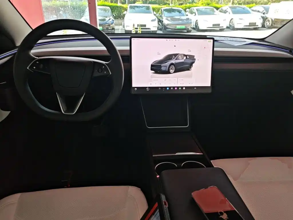 Tesla Model Y 2025 — фото 10