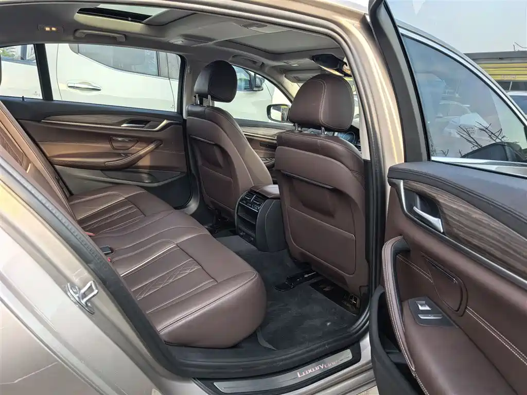 BMW 5 Series 2019 — фото 14