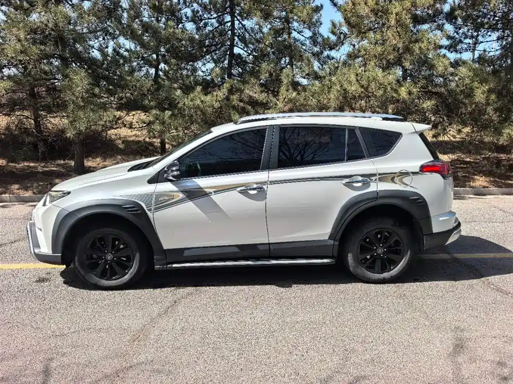 Toyota RAV4 2019 — фото 8