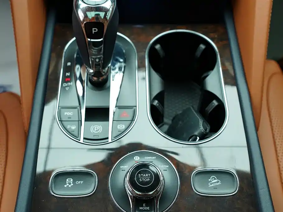 Bentley Bentayga PHEV 2021 — фото 18