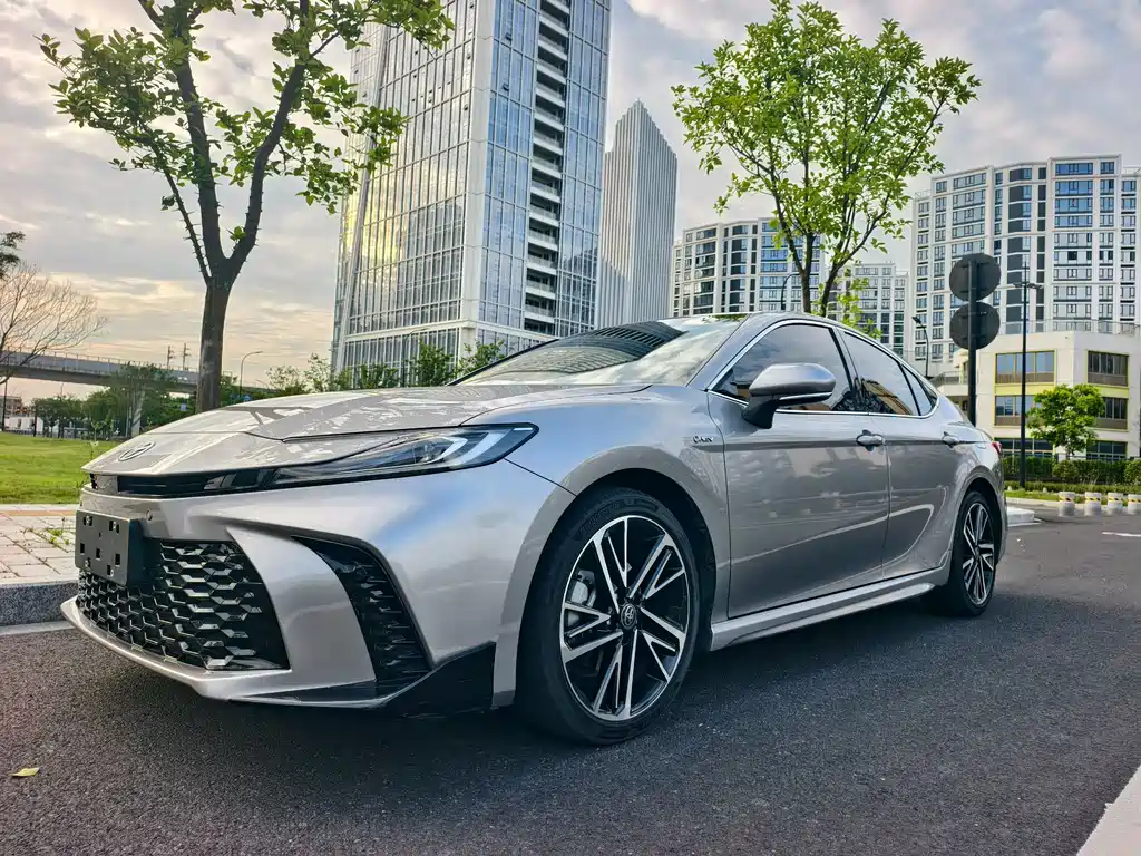 Toyota Camry 2025 — фото 1