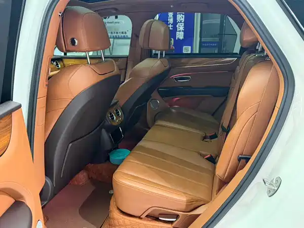 Bentley Bentayga Plug-In Hybrid 2021
