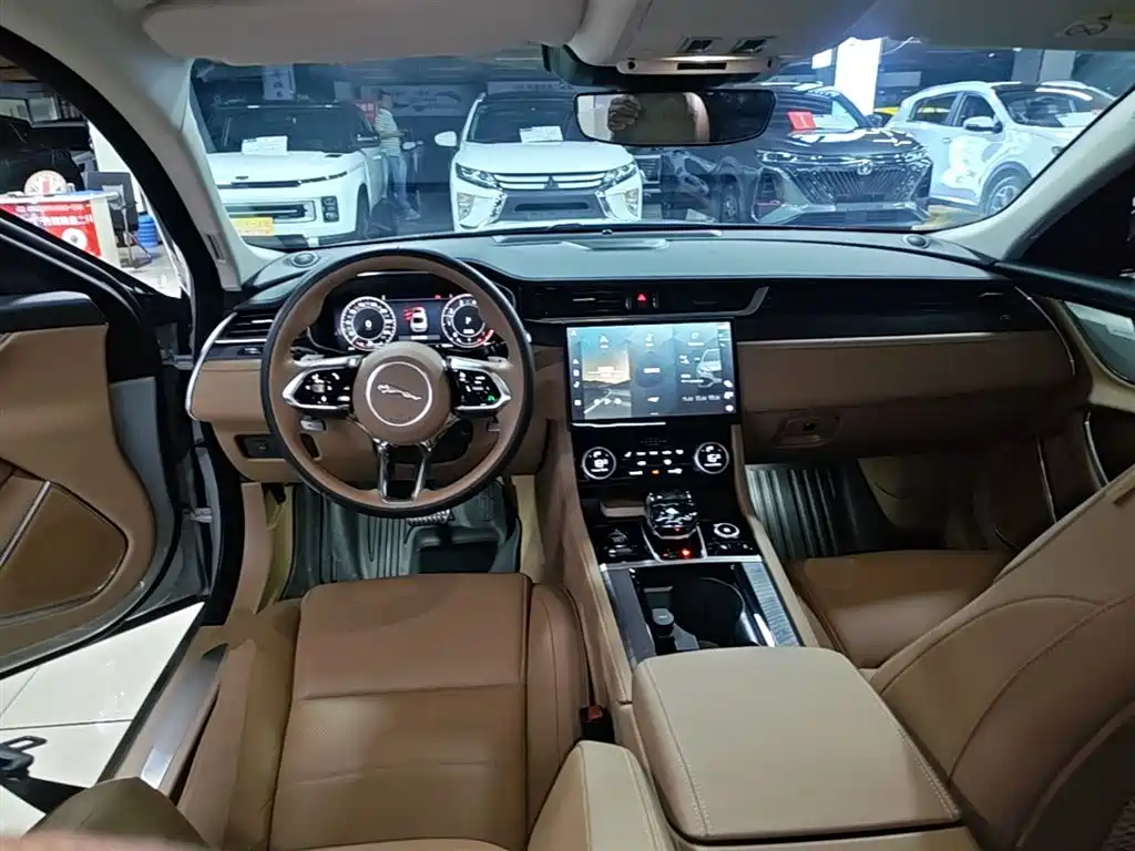 Jaguar XFL 2025 — фото 10
