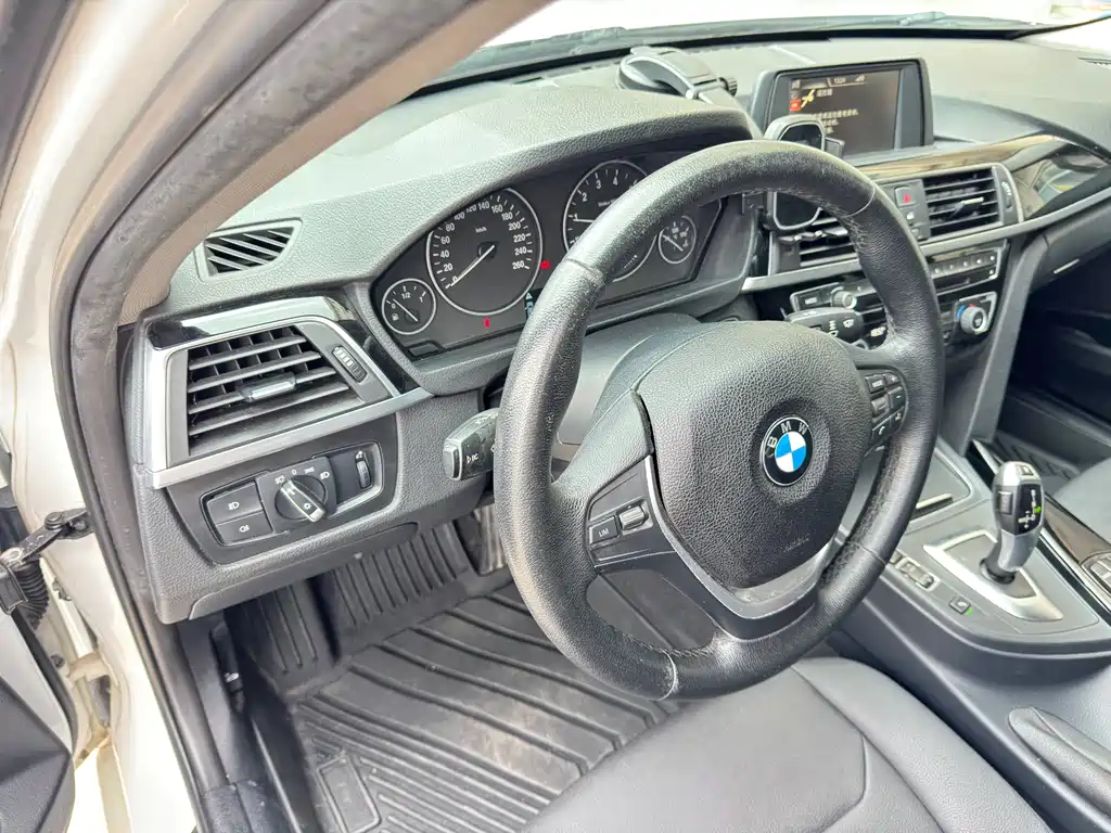 BMW 3 Series 2017 — фото 11