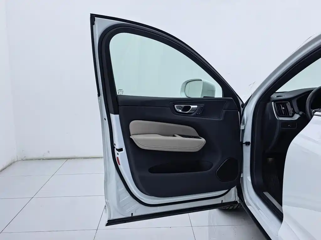 Volvo XC60 2025 — фото 24