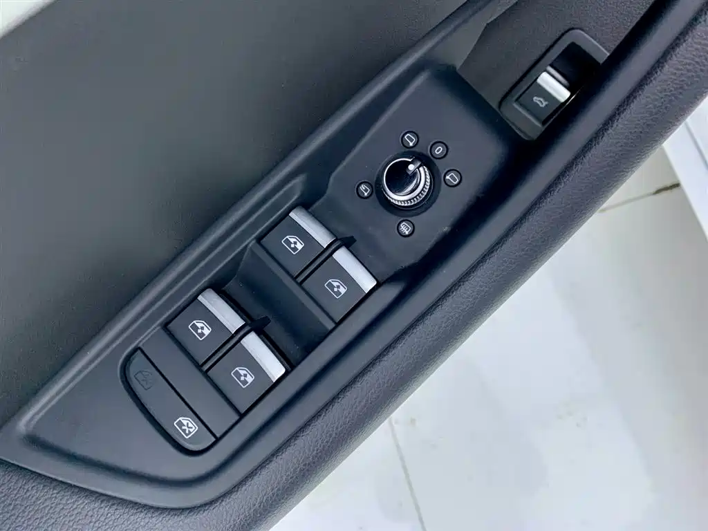 Audi A4L 2023 — фото 27