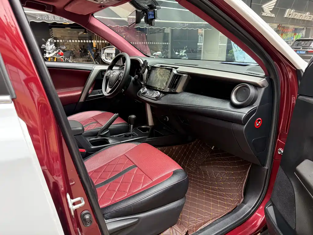 Toyota RAV4 2019 — фото 19