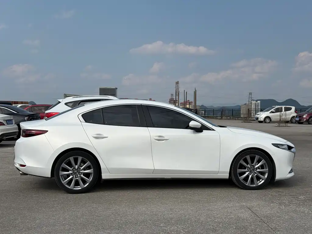 Mazda 3 Axela 2020 — фото 15