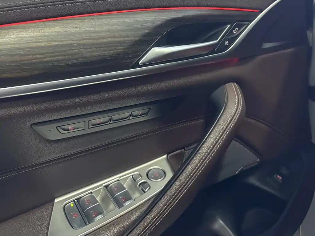 BMW 5 Series 2020 — фото 10