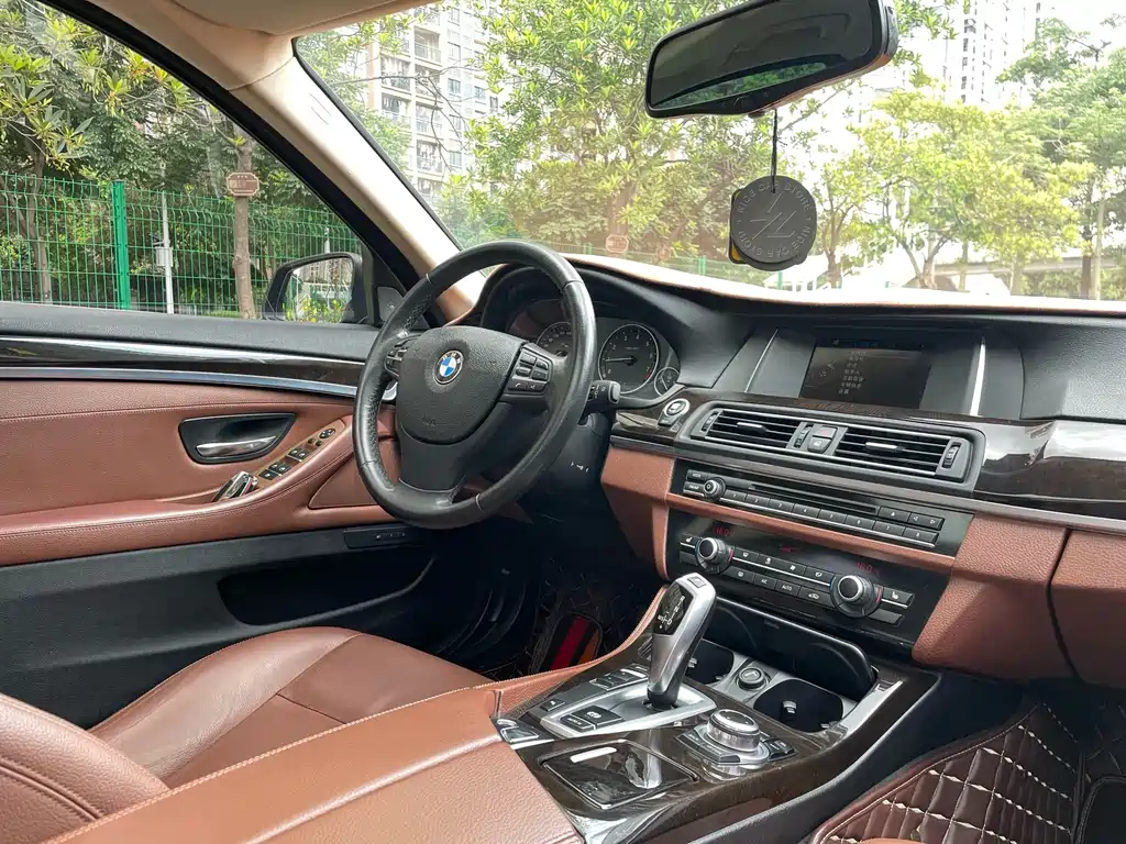 BMW 5 Series 2015 — фото 18