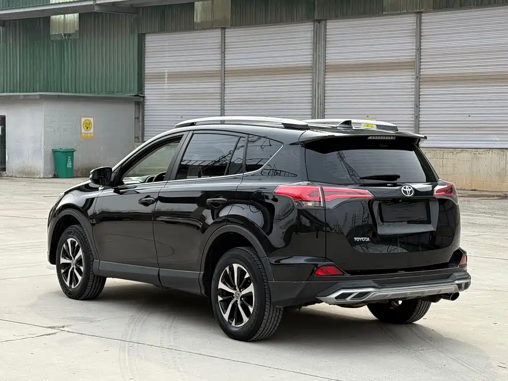 Toyota RAV4 2017 — фото 7