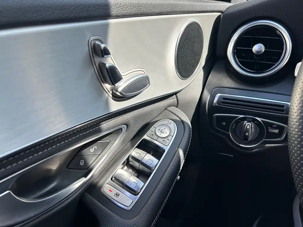 Mercedes-Benz C-Class 2019 — фото 19