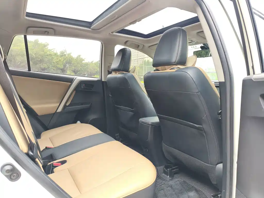 Toyota RAV4 2017 — фото 16