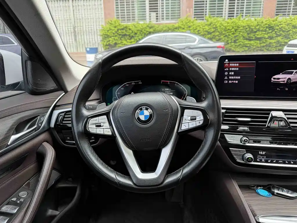 BMW 5 Series 2021 — фото 17