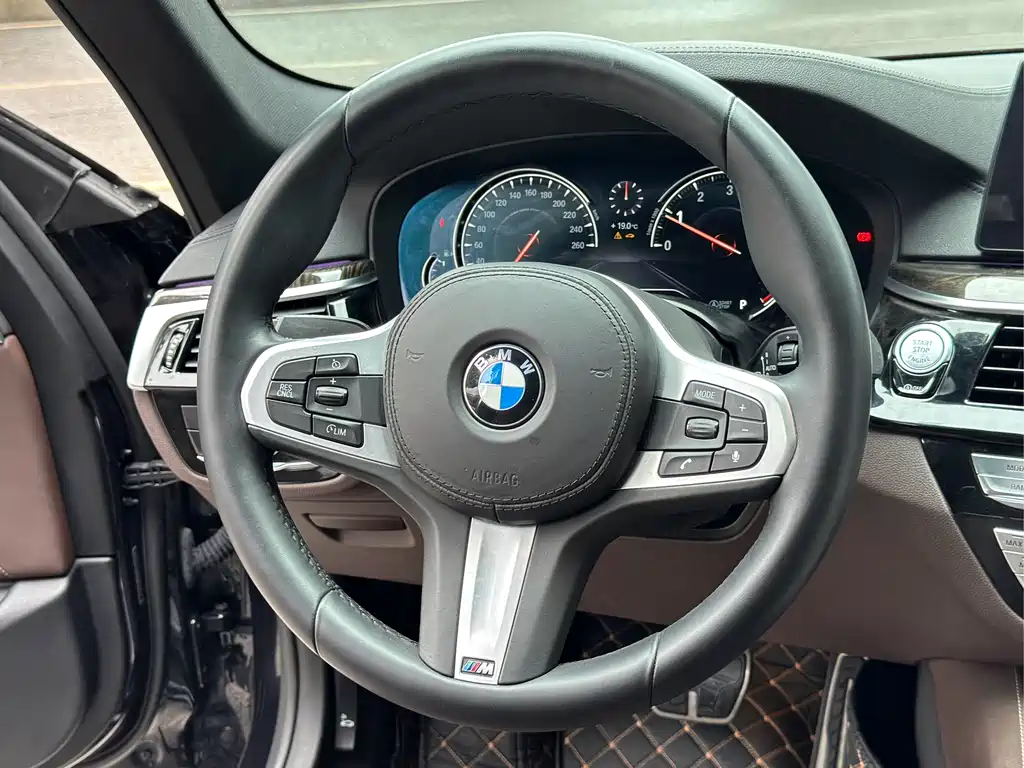 BMW 5 Series 2018 — фото 9
