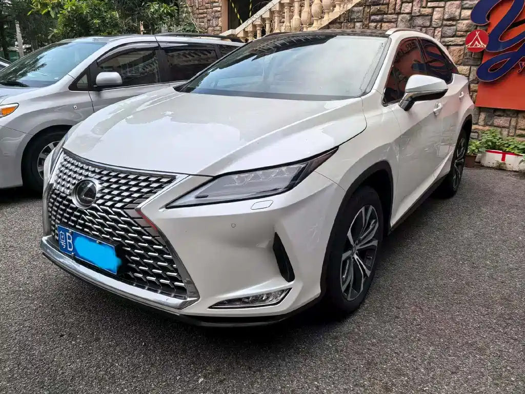 Lexus RX 2022 — фото 1