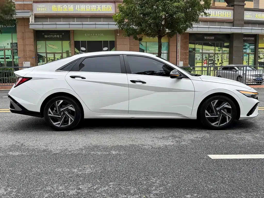 Hyundai Elantra 2023 — фото 13