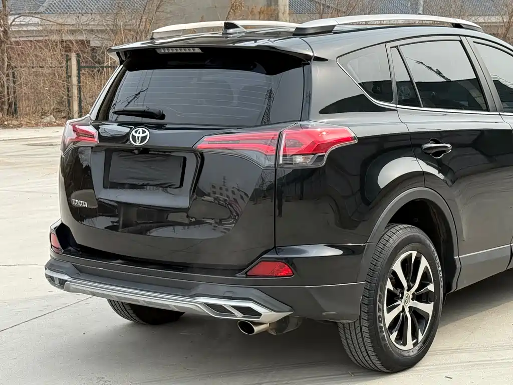 Toyota RAV4 2017 — фото 8
