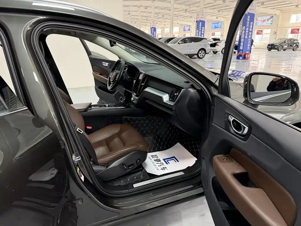 Volvo XC60 2019 — фото 12