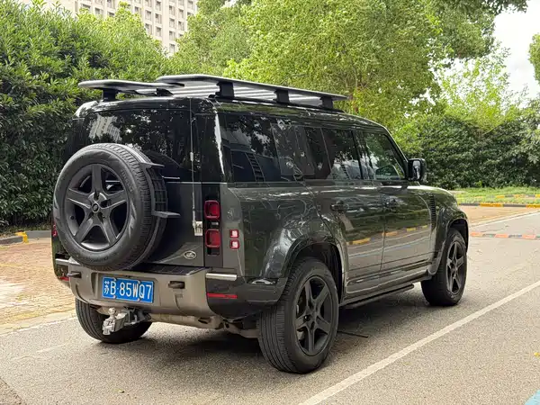 Land Rover Defender 2023