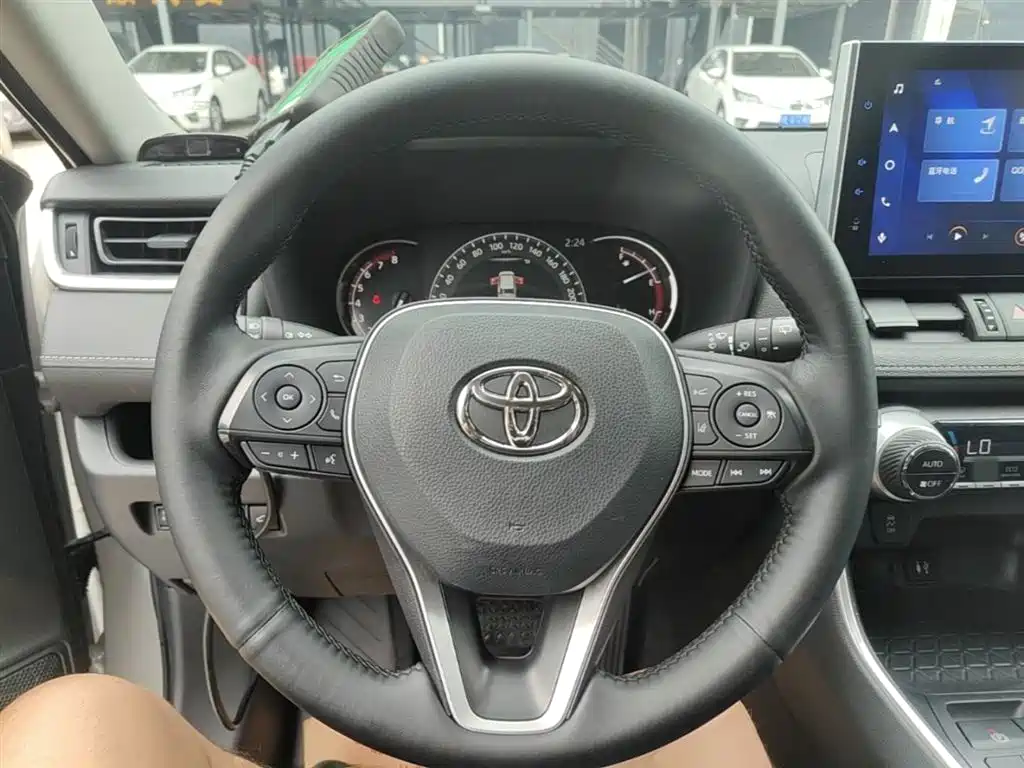 Toyota RAV4 2021 — фото 11