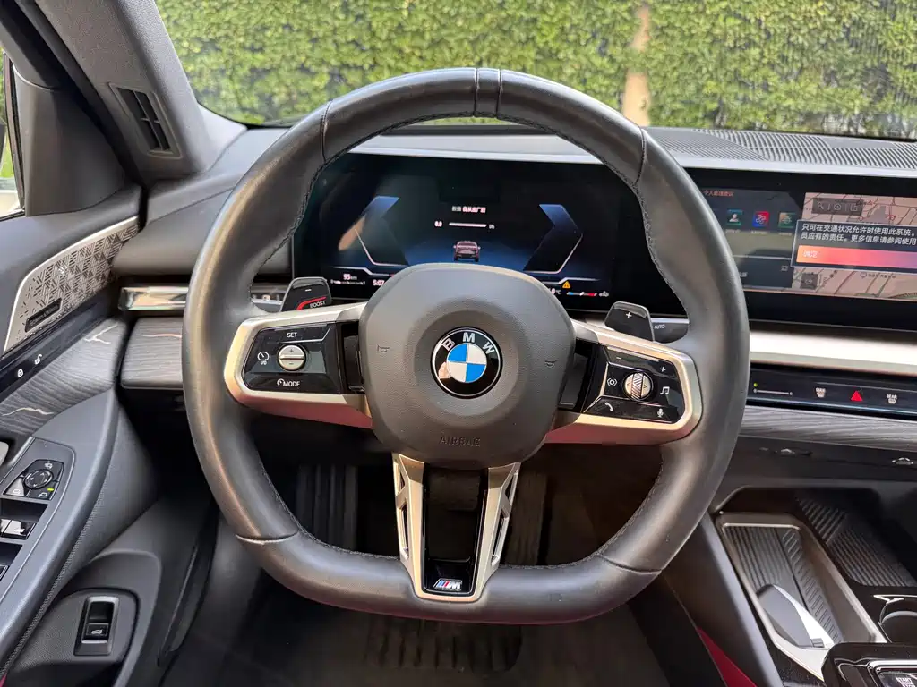 BMW 5 Series 2025 — фото 11