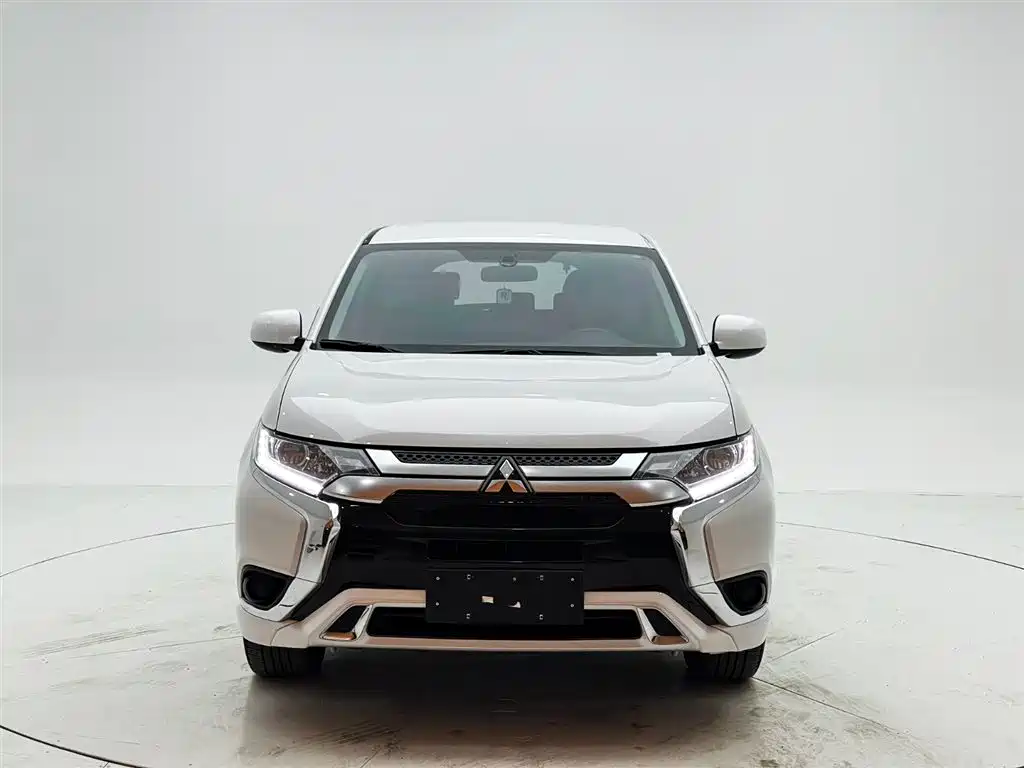 Mitsubishi Outlander 2021 — фото 2